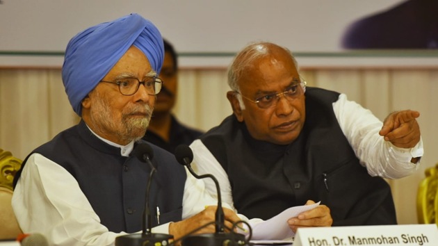 The former prime minister also slammed the Centre and Maharashtra government for “being unwilling to adopt people-friendly policies”. (Photo: Pratik Chorge/ Hindustan Times) The former prime minister also slammed the Centre and Maharashtra government for “being unwilling to adopt people-friendly policies”. (Photo: Pratik Chorge/ Hindustan Times)