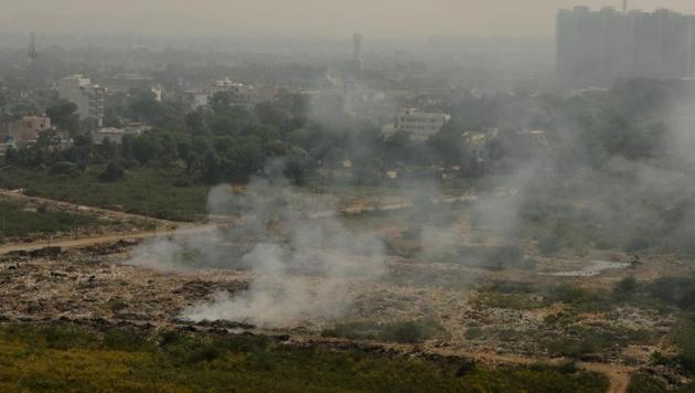 Smoke cloud seen as garbage is burnt near Police station, at Sohna village, in Gurugram, on Wednesday, October 16, 2019.(Parveen Kumar / HT Photo)