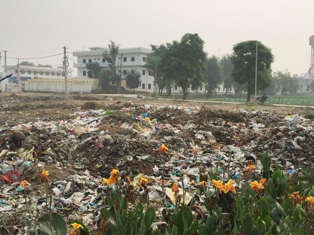 Heaps of garbage near Gurudwara Darbar Sahib in Gurdaspur district on Thursday.(Sameer Sehgal/HT)