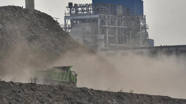 A truck moves up a garbage mountain raising a large cloud of dust at Ghazipur dumping yard, adding to air pollution, in New Delhi, on Wednesday, October 16, 2019.(Burhaan Kinu/HT Photo)