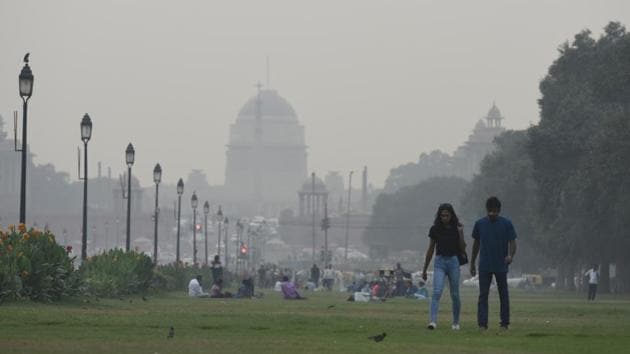Rajpath is shrouded in smog, curtaining Rashtrapati Bhawan in the background. PM 2.5 is the most critical pollutant in Delhi’s air. It can penetrate deep inside the lungs and affect public health adversely. The forecast shows that on Thursday and Friday too, the contribution from stubble burning in the neighbouring states will remain low at between 5% and 7%. (Biplov Bhuyan / HT Photo)