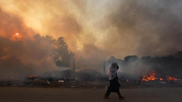 Smoke rises from a pile of garbage at Sonia Vihar in New Delhi.Experts insist that stubble burning was only one factor contributing to pollution in the capital. “Crop fires are episodic, it will happen for a month. Though stubble burning is a contributor, we need to remember that local contributors are the worst,” said Sunita Narain, a member of the Environment Protection (Prevention and Control) Authority (EPCA). (Sanchit Khanna / HT Photo)