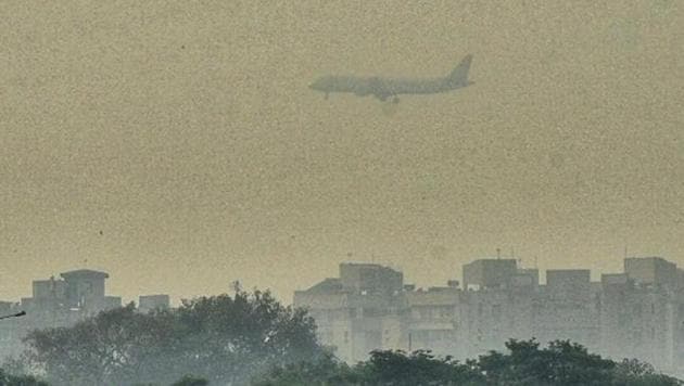 A passenger plane seen in the sky amid smog, at Dwarka, in New Delhi, on Thursday, October 17, 2019.(Vipin Kumar / HT Photo)