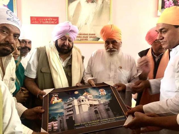 Chief minister Captain Amarinder Singh with Sant Niranjan Das, head of Dera Sachkhand Ballan, in Jalandhar on Friday (HT PHOTO) Chief minister Captain Amarinder Singh with Sant Niranjan Das, head of Dera Sachkhand Ballan, in Jalandhar on Friday (HT PHOTO)