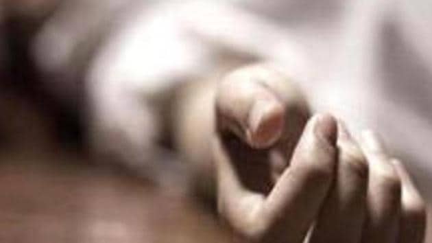 A 15-year-old boy allegedly jumped off the balcony of a flat on the 8th floor in a residential society after stabbing a 21-year-old woman. A 15-year-old boy allegedly jumped off the balcony of a flat on the 8th floor in a residential society after stabbing a 21-year-old woman.