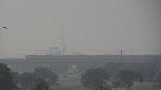 Delhi’s overall air quality index (AQI) stood at 306 on Friday up from 276 on Thursday. (Mohd Zakir/HT PHOTO) Delhi’s overall air quality index (AQI) stood at 306 on Friday up from 276 on Thursday. (Mohd Zakir/HT PHOTO)