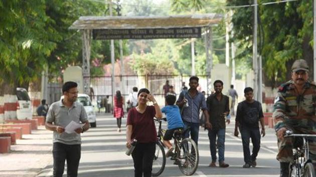 In a shocking incident, the Lucknow University (LU) has imposed a fine of Rs 20,000 on a BA second year student for having a meal at the central mess without being authorised to do so. (Subhankar Chakraborty/HT file) In a shocking incident, the Lucknow University (LU) has imposed a fine of Rs 20,000 on a BA second year student for having a meal at the central mess without being authorised to do so. (Subhankar Chakraborty/HT file)