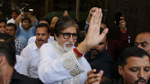 Actor Amitabh Bachchan greets fans who gathered outside his residence Prateeksha to wish him on his 77th birthday.(IANS)