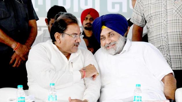 INLD leader Abhay Chautala with SAD chief Sukhbir Singh Badal at Mallekan village Ellenabad in assembly segment (HT) INLD leader Abhay Chautala with SAD chief Sukhbir Singh Badal at Mallekan village Ellenabad in assembly segment (HT)