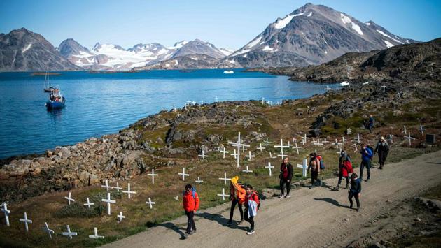 Andrea Fiocca (L), Italian researcher and tour guide leads a group of tourists in Kulusuk. The growth in tourism could put a strain on the village’s infrastructure, and the sector faces unique challenges given Greenland’s location, weather and the cost of travelling there. Day tours of Kulusuk with flights from the Icelandic capital Reykjavik are 97,000 Icelandic kronur ($780, 700 euros). (Jonathan Nackstrand / AFP)