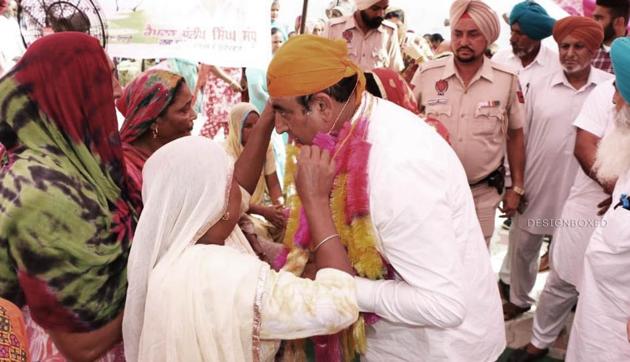 Congress nominee Captain Sandeep Singh Sandhu interacting with Dakha villagers in Ludhiana on Saturday.(HT PHOTO)