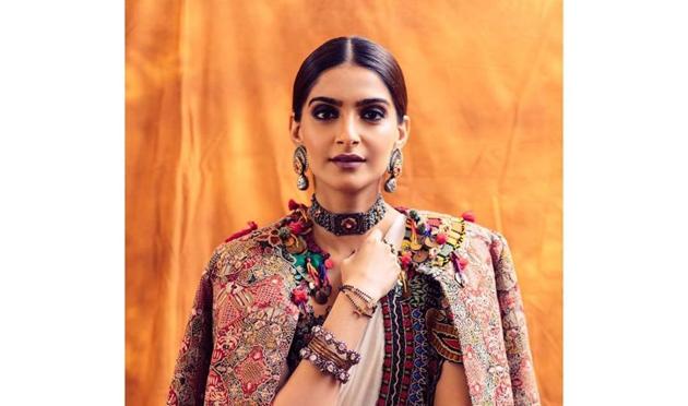 Sonam recently donned a beautiful white saree by her all-time favourite designer Anamika Khanna. The saree had unique thread embroidery on the scalloped borders, and Sonam wore a matching jacket over the saree. (Instagram)