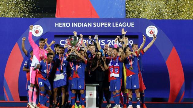 Bengaluru FC players with the winning trophy during the final(Vipin Pawar /SPORTZPICS for ISL)