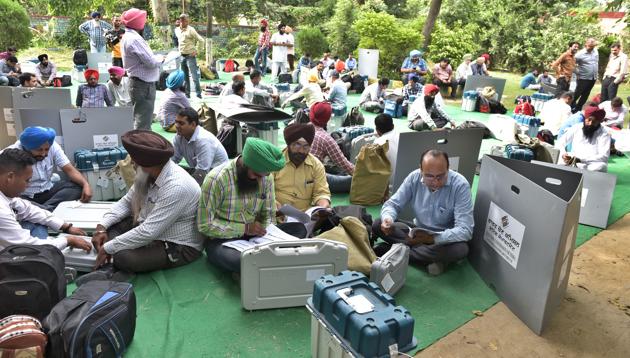 Poll officials gear up for the bypoll to Dakha assembly segment in Ludhiana. (Gurpreet Singh/ht) Poll officials gear up for the bypoll to Dakha assembly segment in Ludhiana. (Gurpreet Singh/ht)
