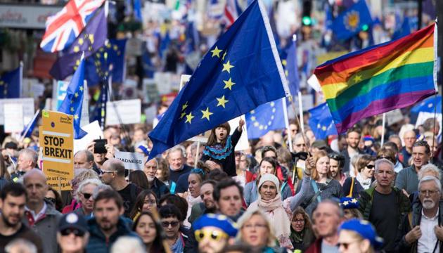 Demonstrators hold European Union (EU) flags and banners on Whitehall during a People's Vote march in London, U.K. (Bloomberg) Demonstrators hold European Union (EU) flags and banners on Whitehall during a People's Vote march in London, U.K. (Bloomberg)