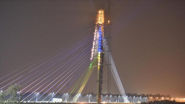 Delhi’s iconic Signature Bridge will start hosting tourists inside a glass viewing gallery at an elevation of 154 metres from mid-next year.(Sonu Mehta/ Hindustan Times)