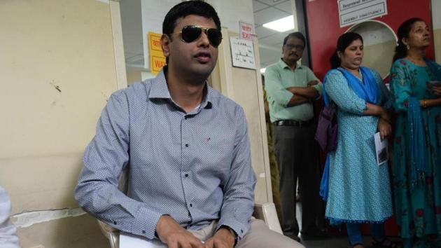 Bhushan Toshniwal, a blind chartered accountant, gets ready to cast his vote in Chinchwad on Sunday.(HT Photo)