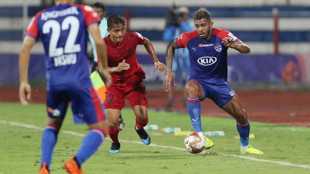 Raphael Augusto of Bengaluru FC and Lalthathanga Khawlhring of Northeast United FC in action.(ISL)