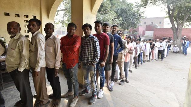 Voters queue up at a polling station, at Badkal Village, in Faridabad, Haryana. Thirty seven per cent of over 1.83 crore voters in Haryana turned out by 2 pm to elect members of the Assembly amidst minor skirmishes and snags in electronic voting machines (EVMs), officials said. (Sanjeev Verma / HT Photo)