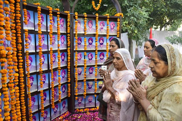 Families of slain Punjab Police personnel paying tribute to martyrs during the 60th Police Commemoration Day in Amritsar on Monday. (Sameer Sehgal/HT)