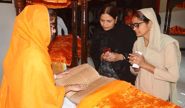 Devotees paying obeisance to Guru Granth Sahib at Punjabi University in Patiala on Monday.(BHARAT BHUSHAN?HT)