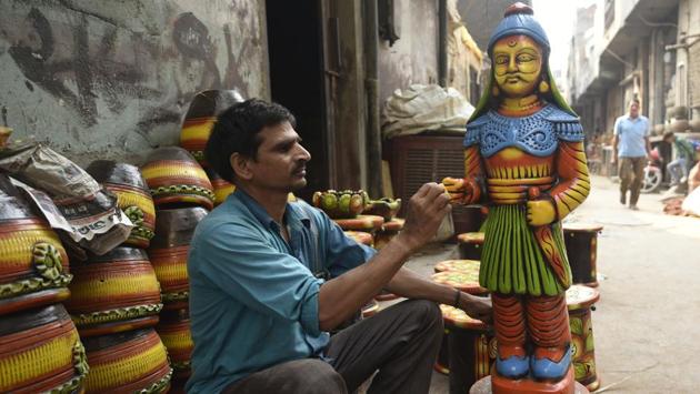 Potter Lal Chand, 47, puts final touches to an idol. “Less than a week to go for Diwali, but most of our stock remains unsold. I have about 1,00,000 unsold diyas. Every year, we start making them four months before Diwali, a period during which we hope to earn enough to see us through the year because hardly anything sells during rest of the year,” said Chand. (Vipin Kumar / HT Photo) 