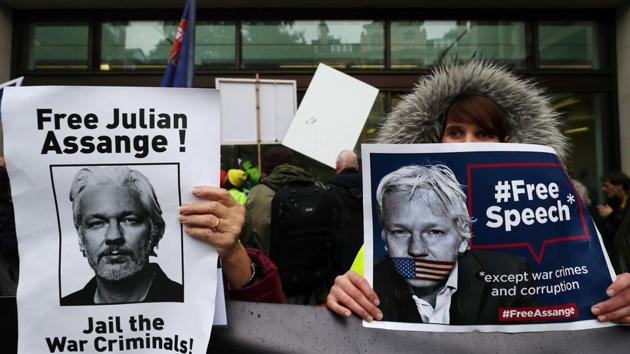 Demonstrators hold placards during a protest outside of Westminster Magistrates Court, where a case management hearing in the U.S. extradition case of WikiLeaks founder Julian Assange is being held.(Reuters photo)