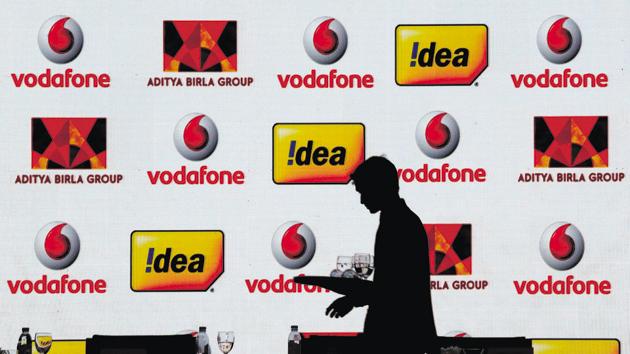 FILE PHOTO: A hotel employee clears a table after Vodafone Group and Idea Cellular news conference in Mumbai, India March 20, 2017. REUTERS/Danish Siddiqui/File Photo(REUTERS)