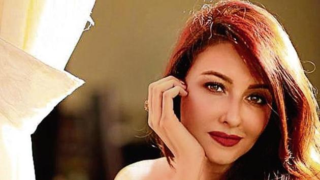 Citing lack of good shows on TV, Bhabhiji Ghar Par Hain actor Saumya Tandon says not everyone on TV is a good actor.(HT)