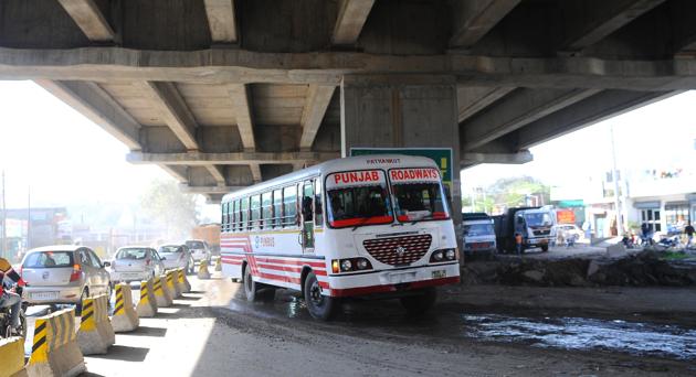 The NHAI is yet to acquire the two hectares of land that was delaying the flyover work (HT FILE PHOTO) The NHAI is yet to acquire the two hectares of land that was delaying the flyover work (HT FILE PHOTO)