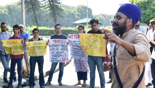 Members of various student bodies protesting in front of the vice-chancellor’s office at Panjab University in Chandigarh on Monday.(Anil Dayal/HT)