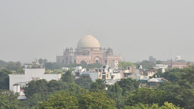 Heavy smog in the national capital with a view of Humayun's Tomb at Nizamuddin in New Delhi. (Sanchit Khanna/HT PHOTO) Heavy smog in the national capital with a view of Humayun's Tomb at Nizamuddin in New Delhi. (Sanchit Khanna/HT PHOTO)