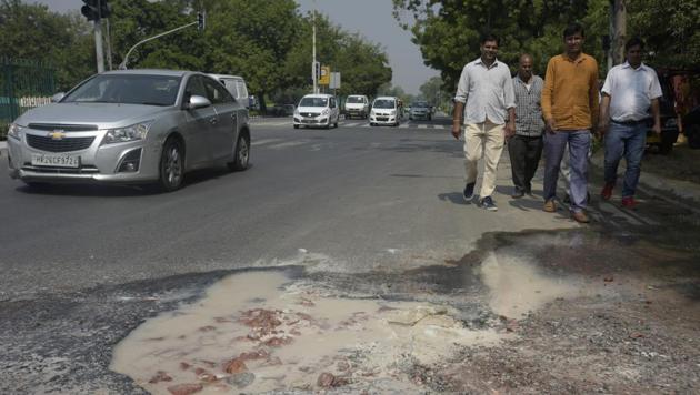 With 556 vehicles per one thousand people in Delhi, the wear and tear of roads is significant.(HT file photo)