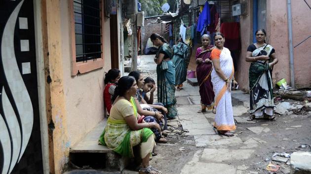 Residents of Tangewala colony. Flash floods triggered by heavy rains claimed 26 lives from southern parts of Pune on September 25. Besides Sahakarnagar, Padmawati, Katraj and Bibvewadi areas were also affected by floods.(Ravindra Joshi/HT PHOTO)