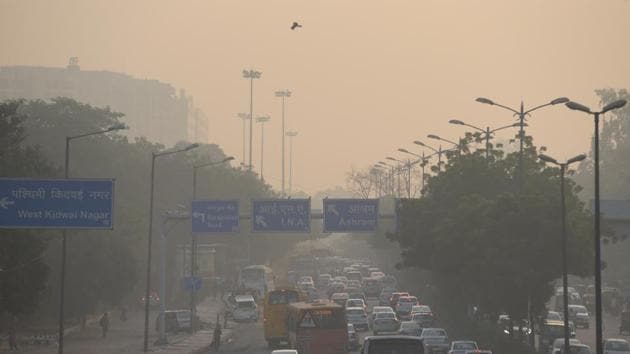 A view of smog leading to pollution near AIIMS flyover in New Delhi, on Monday, October 21, 2019. (Amal KS/HT PHOTO) A view of smog leading to pollution near AIIMS flyover in New Delhi, on Monday, October 21, 2019. (Amal KS/HT PHOTO)