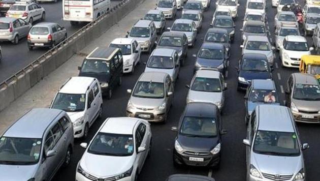 The road transport and highways ministry pulled up automobile manufacturers for not following mandatory protocols of providing high security registration plates details. (HT file photo) The road transport and highways ministry pulled up automobile manufacturers for not following mandatory protocols of providing high security registration plates details. (HT file photo)