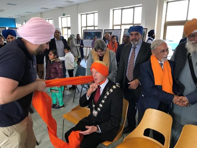 UK mayor at Sikh turban awareness session(HT PHOTO)