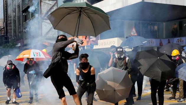 An anti-government demonstrator throws back a tear gas canister during a protest march in Hong Kong, October 20.(REUTERS)