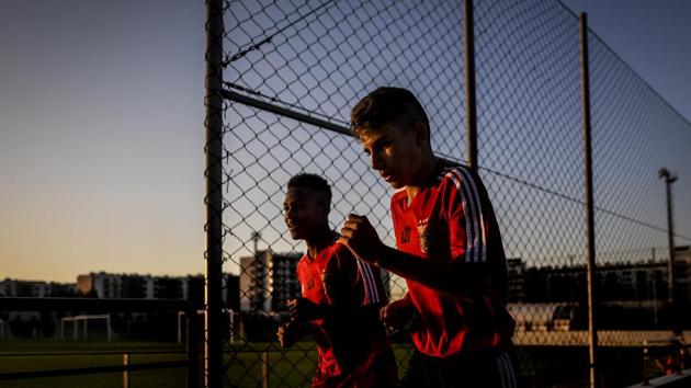The under 15 players during a training session. Benfica are still waiting for their first Champions League win this season after two straight defeats against Leipzig and Zenit St Petersburg. There is a bright future but in the present, work to do. (Patricia De Melo Moreira / AFP)