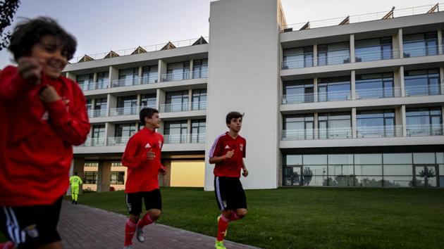 “When I came back, I found a solid training project, where the coach of the professional team regularly drew on players from the academy,” says Lage, who last season gambled on Felix, the 19-year-old forward who was sold to Atletico Madrid in the summer for 126 million euros, a fee that smashed records in Portuguese football. (Patricia De Melo Moreira / AFP)