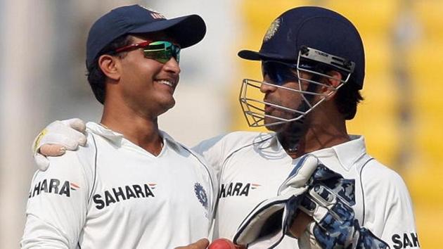 Indian cricketer Mahendra Singh Dhoni (R) speaks to teammate Sourav Ganguly during the final test match of the Border-Gavaskar Trophy 2008(Getty Images)