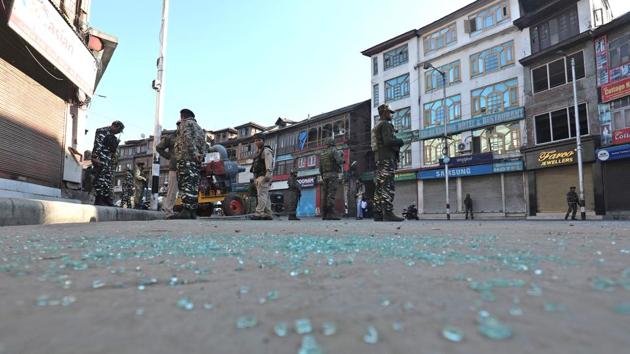 Paramilitary soldiers stand guard at the site of the grenade attack, at Hari Singh High Street, in Srinagar, Jammu and Kashmir on October 12.(Photo by Waseem Andrabi/ Hindustan Times)