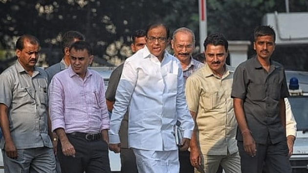 Former Finance Minister P Chidambram arrives at Rouse Avenue court with ED officials in New Delhi on October 24, 2019. (Sanchit Khanna/HT photo) Former Finance Minister P Chidambram arrives at Rouse Avenue court with ED officials in New Delhi on October 24, 2019. (Sanchit Khanna/HT photo)