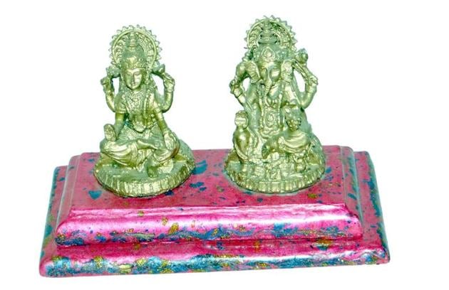Ganesh-Lakshmi idols prepared using paste of dried cow dung powder and lac Ganesh-Lakshmi idols prepared using paste of dried cow dung powder and lac