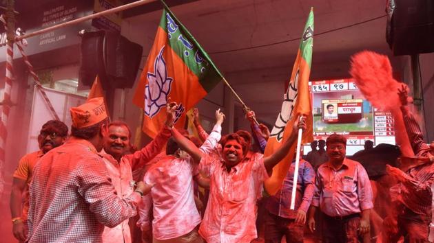 BJP supporters celebrate outside the residence of Mukta Tilak, the winning candidate of from Kasba constituency in Pune. Sena chief Uddhav Thackeray today reminded the BJP about the 50:50 power sharing pact that the two parties had agreed to in February earlier this year. One part of this deal was that both parties would field the same number of candidates. But the BJP fielded 164 candidates as compared to the Sena’s 124. (Pratham Gokhale/HT Photo) BJP supporters celebrate outside the residence of Mukta Tilak, the winning candidate of from Kasba constituency in Pune. Sena chief Uddhav Thackeray today reminded the BJP about the 50:50 power sharing pact that the two parties had agreed to in February earlier this year. One part of this deal was that both parties would field the same number of candidates. But the BJP fielded 164 candidates as compared to the Sena’s 124. (Pratham Gokhale/HT Photo)
