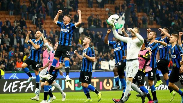 Inter Milan players celebrate in front of their fans after the match REUTERS/Alessandro Garofalo(REUTERS)