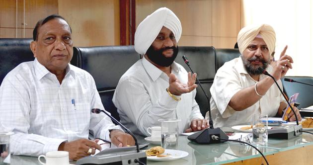 (From left) Mohali senior deputy mayor Rishab Jain, mayor Kulwant Singh and MC commissioner Bhupinder Pal Singh during the monthly House meeting of the Mohali municipal corporation on Thursday.(Gurminder Singh/HT)