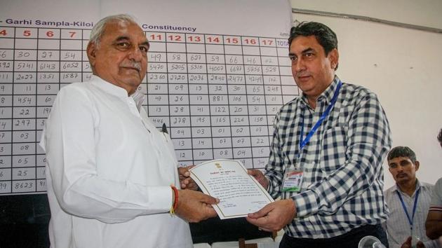 Congress leader and former Haryana CM Bhupinder Singh Hooda recieves a certificate from the ECI after his victory from Garhi Sampla Kiloi constituency in Rohtak. The hung assembly thrown up in Haryana elections has sparked off hectic political outreach. Hooda, who led the party’s campaign in the state against chief minister Manohar Lal Khattar, swiftly put out an appeal to other parties and independents to join hands to prevent the BJP from returning to power. (PTI) Congress leader and former Haryana CM Bhupinder Singh Hooda recieves a certificate from the ECI after his victory from Garhi Sampla Kiloi constituency in Rohtak. The hung assembly thrown up in Haryana elections has sparked off hectic political outreach. Hooda, who led the party’s campaign in the state against chief minister Manohar Lal Khattar, swiftly put out an appeal to other parties and independents to join hands to prevent the BJP from returning to power. (PTI)