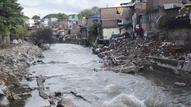 Things are more or less the same for residents of slum area near the Dandekar bridge after the flash floods which hit the city on September 25.(Ravindra Joshi/HT PHOTO)