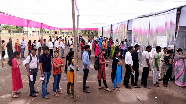 Voters queue up to cast their votes at a school in Ghansoli in Navi Mumbai.(Hindustan Times)